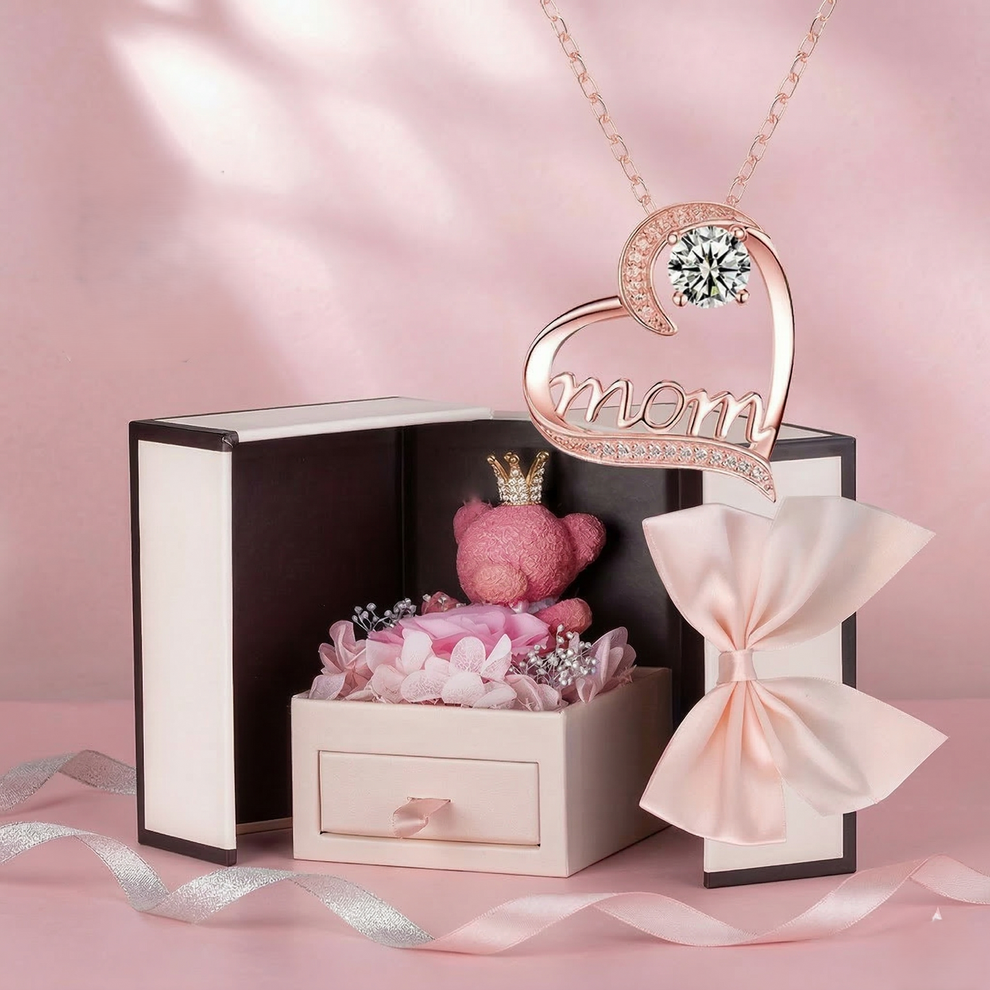 Collar “Mom” con Caja Regalo Premium y Osito – Regalo para Mamá