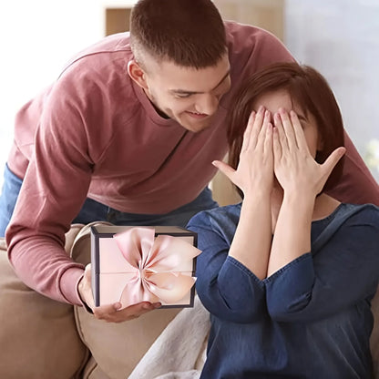 Collar “Mom” con Caja Regalo Premium y Osito – Regalo para Mamá